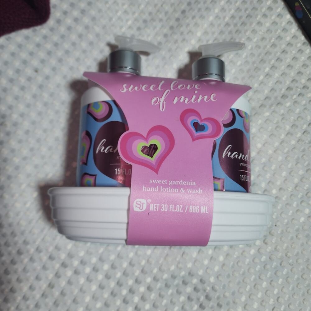 SWEET LOVE OF MINE NWT HAND SOAP PUMPS AND DISH BATHROOM SET